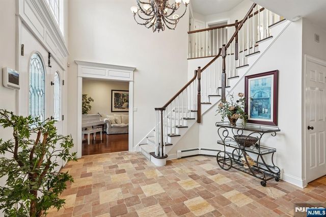 16 Apple Lane, Wayne, NJ 07470