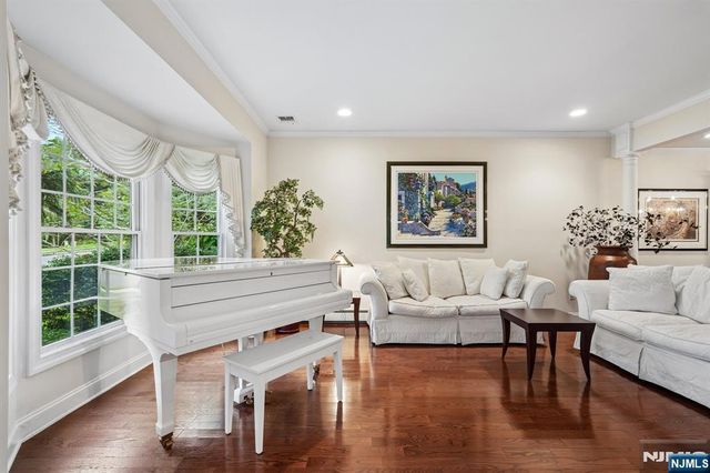 16 Apple Lane, Wayne, NJ 07470