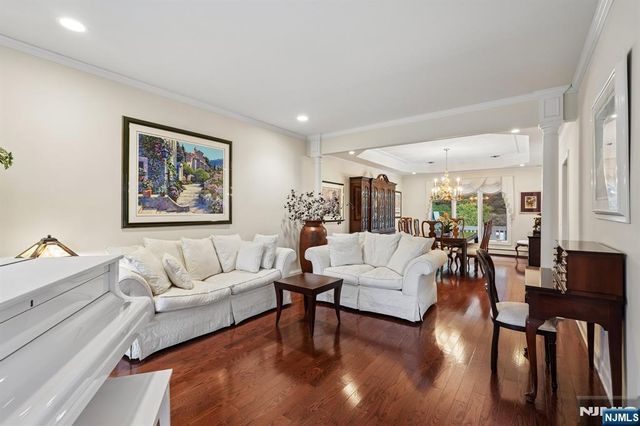 16 Apple Lane, Wayne, NJ 07470