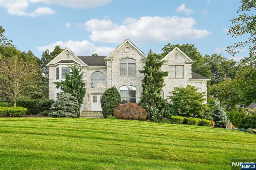 16 Apple Lane, Wayne, NJ 07470