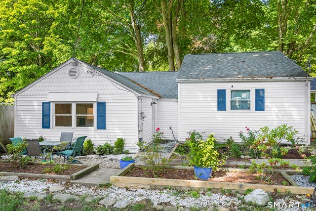 20 Pine Street, Waterford, CT 06385