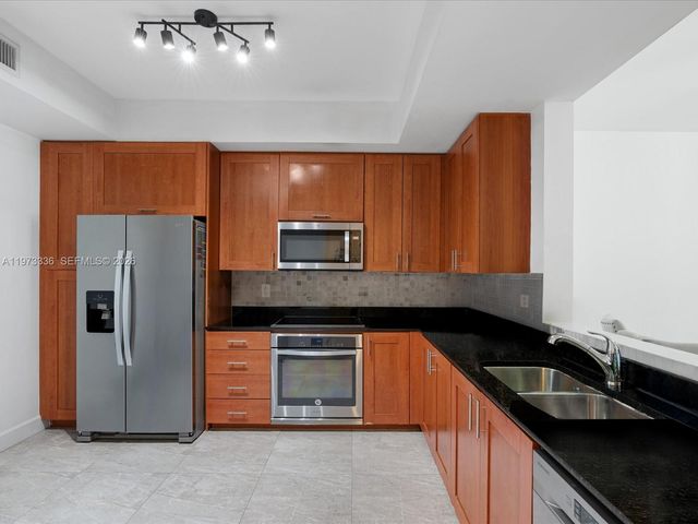 3340 NE 190th St 204, Aventura, FL 33180