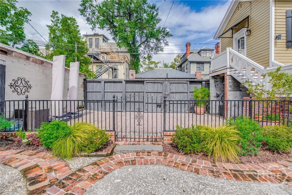 Image 50 of property listing at 222 E Gwinnett Street, Savannah, GA 31401