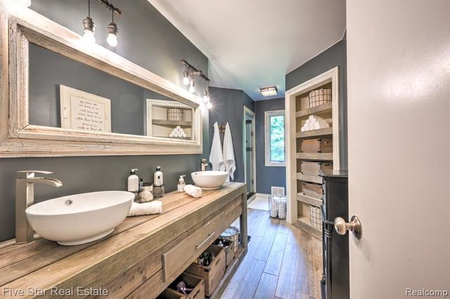 1150 Rolling Pines Drive, Ortonville, MI 48462