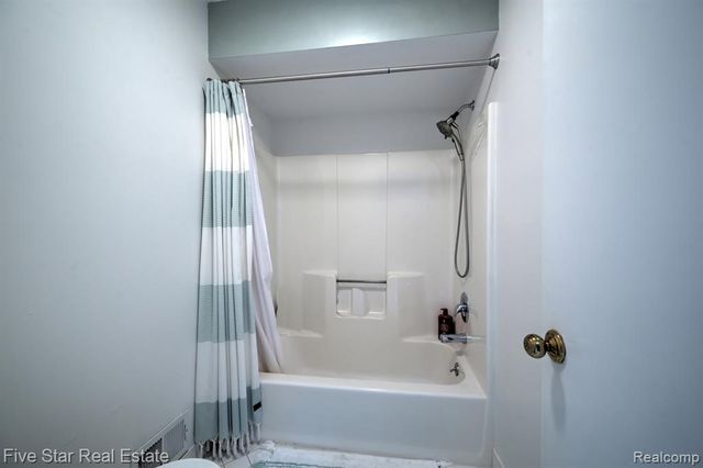 1150 Rolling Pines Drive, Ortonville, MI 48462