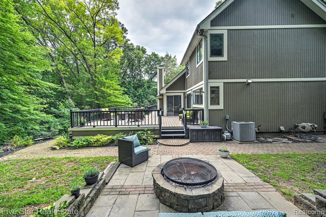 1150 Rolling Pines Drive, Ortonville, MI 48462