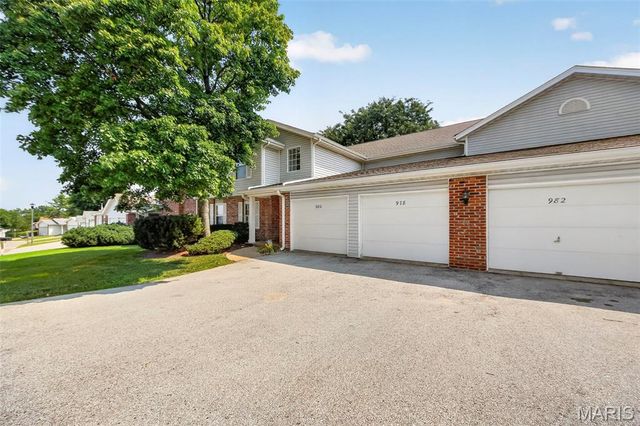 980 Windstream Drive 35, St Peters, MO 63376
