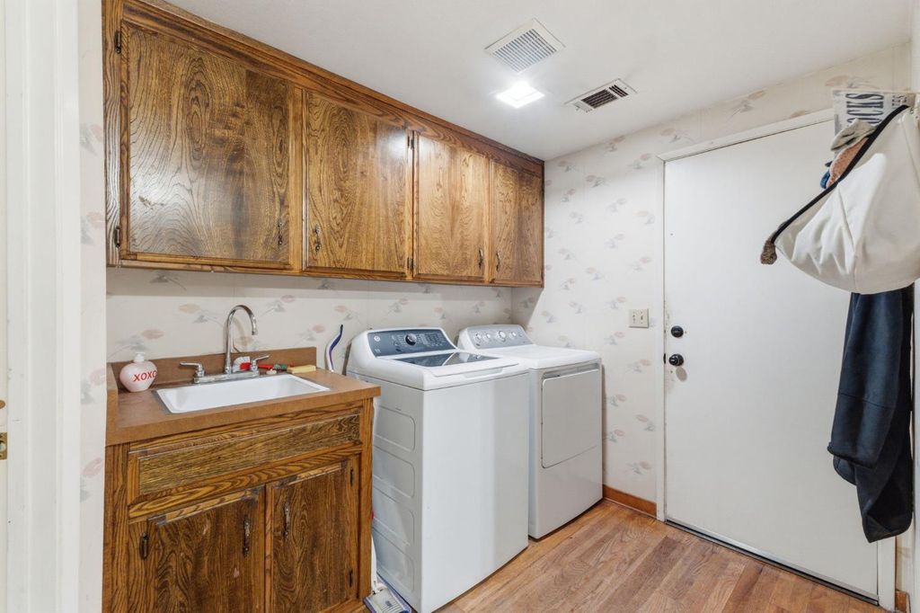 Image 19 of property listing at 6479 N Blosser Avenue, Fresno, CA 93711