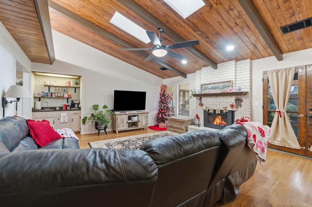 Image 8 of property listing at 6479 N Blosser Avenue, Fresno, CA 93711