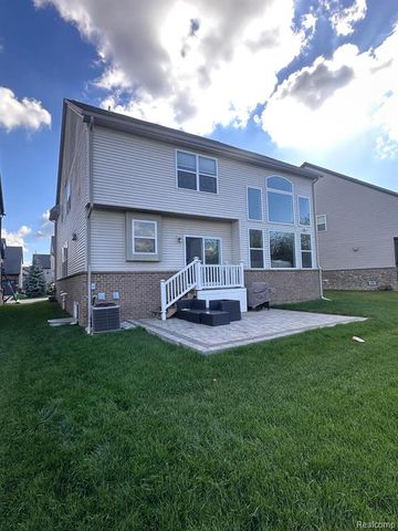 4769 N Stonegate Circle, Lake Orion, MI 48359