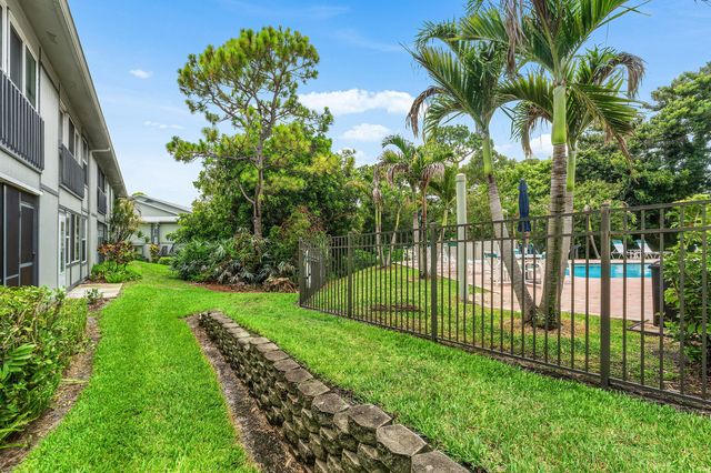 8388 SE CROFT Circle P-6, Hobe Sound, FL 33455