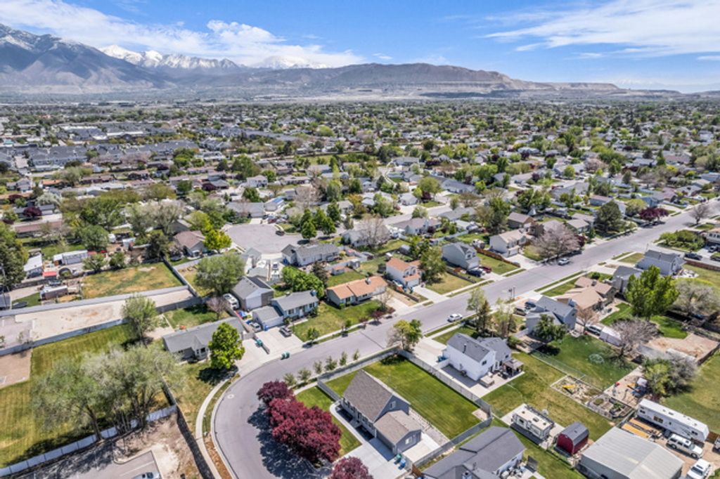 Image 31 of property listing at 12669 S OLD FORT DR, Riverton, UT 84065