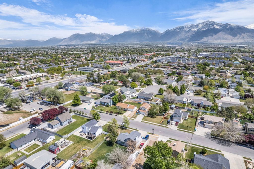 Image 32 of property listing at 12669 S OLD FORT DR, Riverton, UT 84065