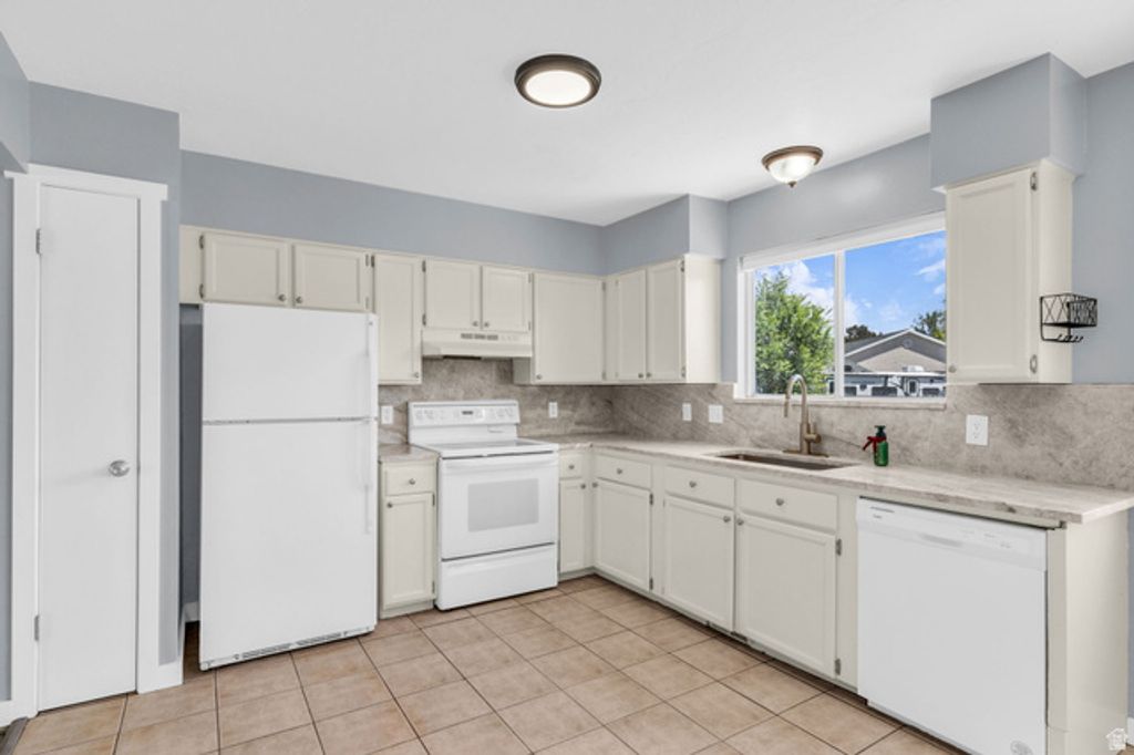 Image 8 of property listing at 12669 S OLD FORT DR, Riverton, UT 84065