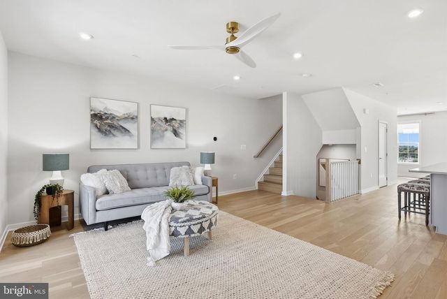 43556 CENTERGATE DR, Ashburn, VA 20148