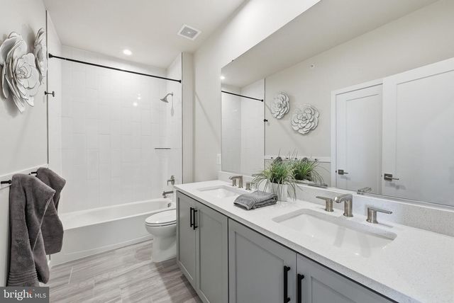 43556 CENTERGATE DR, Ashburn, VA 20148