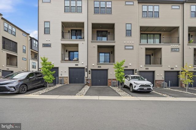 43556 CENTERGATE DR, Ashburn, VA 20148