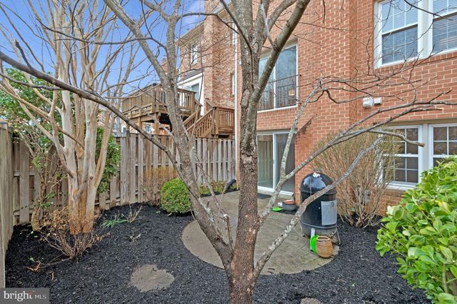 10106 BUSHMAN DR, Oakton, VA 22124