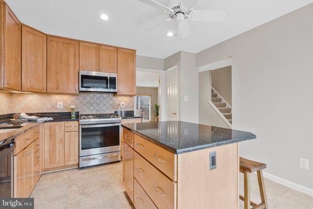 10106 BUSHMAN DR, Oakton, VA 22124