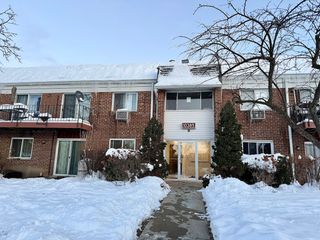 10385 Dearlove Road 1I, Glenview, IL 60025