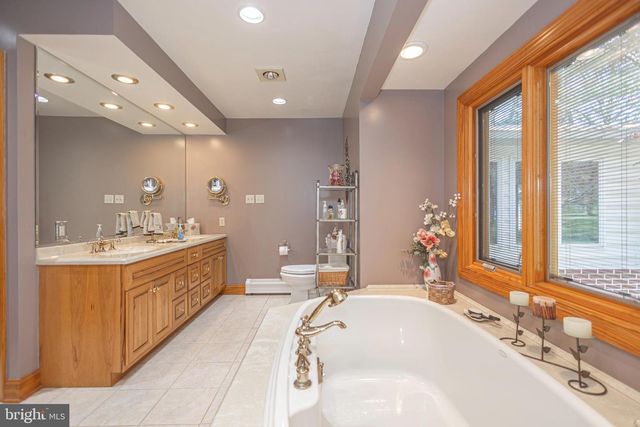 225 PARKVIEW CT, Harleysville, PA 19438
