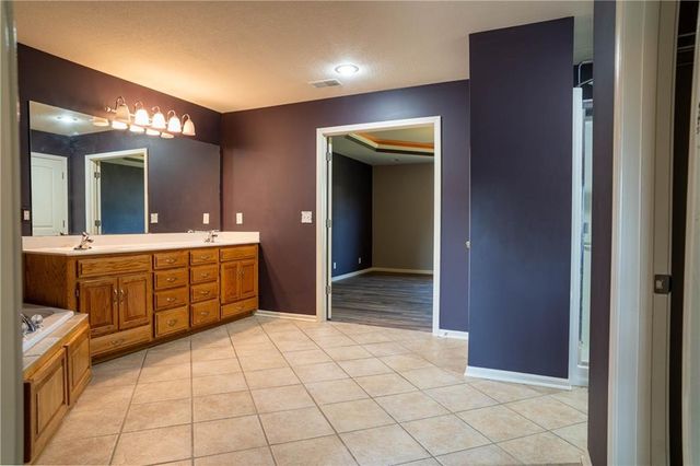 10760 N Laurel Avenue, Kansas City, MO 64157