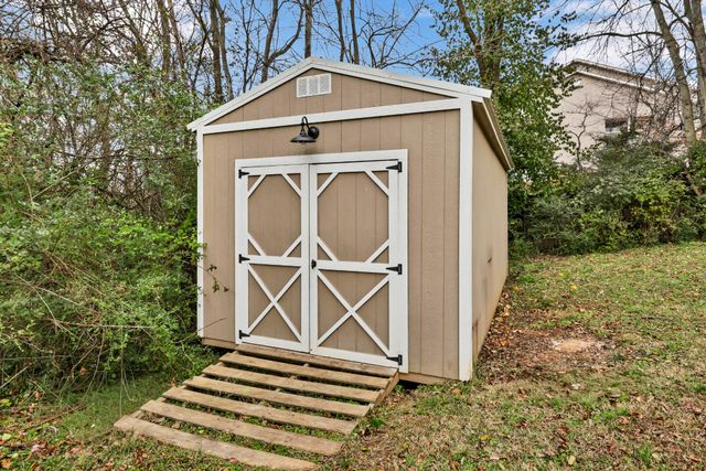 420 Thompkins Ln, Clarksville, TN 37043