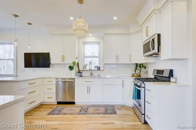 812 E George Avenue, Hazel Park, MI 48030
