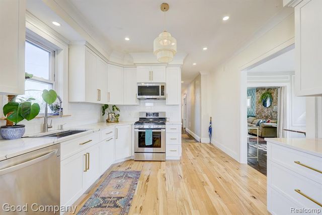 812 E George Avenue, Hazel Park, MI 48030