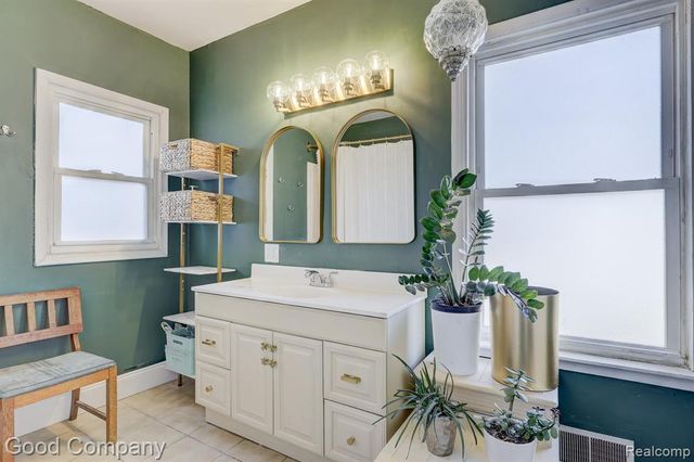 812 E George Avenue, Hazel Park, MI 48030