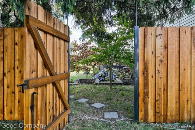 812 E George Avenue, Hazel Park, MI 48030