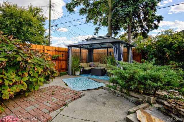 812 E George Avenue, Hazel Park, MI 48030