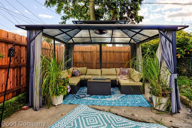 812 E George Avenue, Hazel Park, MI 48030