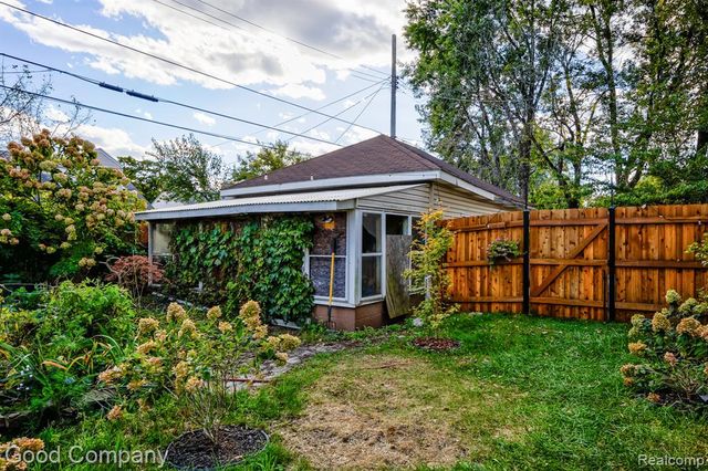 812 E George Avenue, Hazel Park, MI 48030