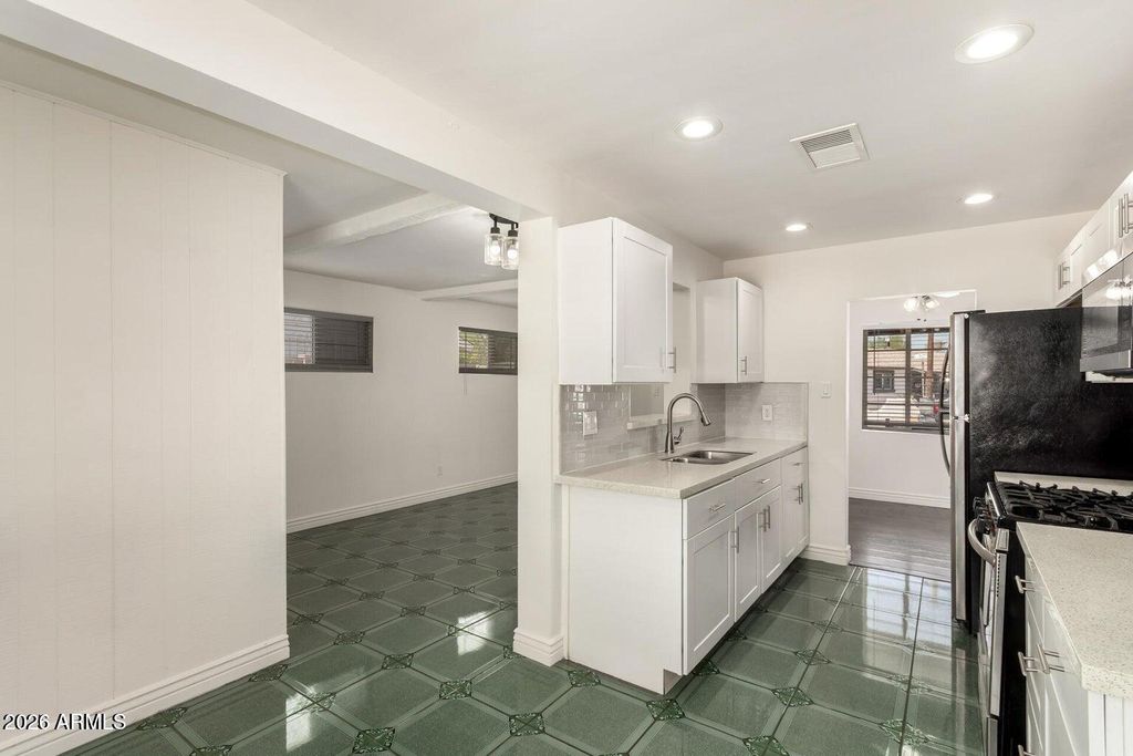Image 10 of property listing at 5635 N 35TH Drive, Phoenix, AZ 85019