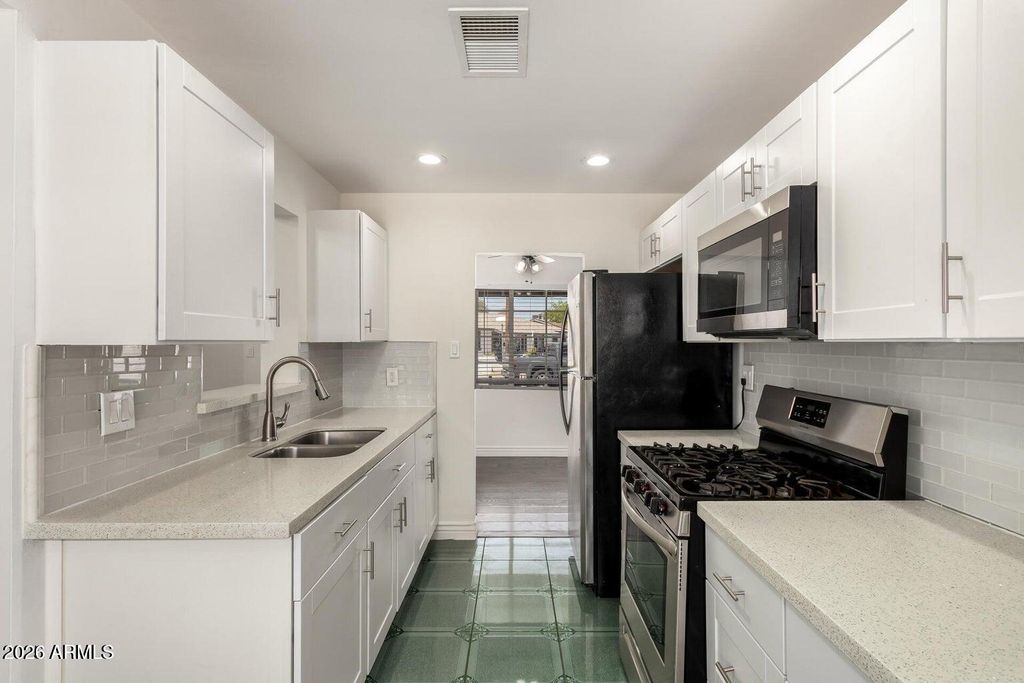 Image 11 of property listing at 5635 N 35TH Drive, Phoenix, AZ 85019