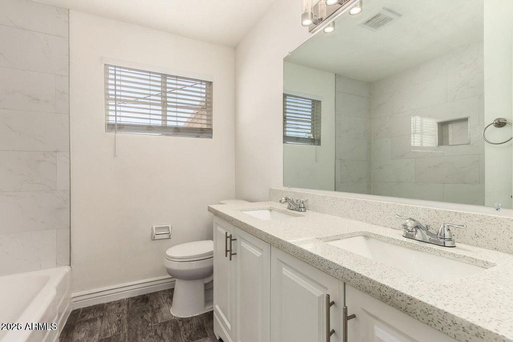 Image 18 of property listing at 5635 N 35TH Drive, Phoenix, AZ 85019