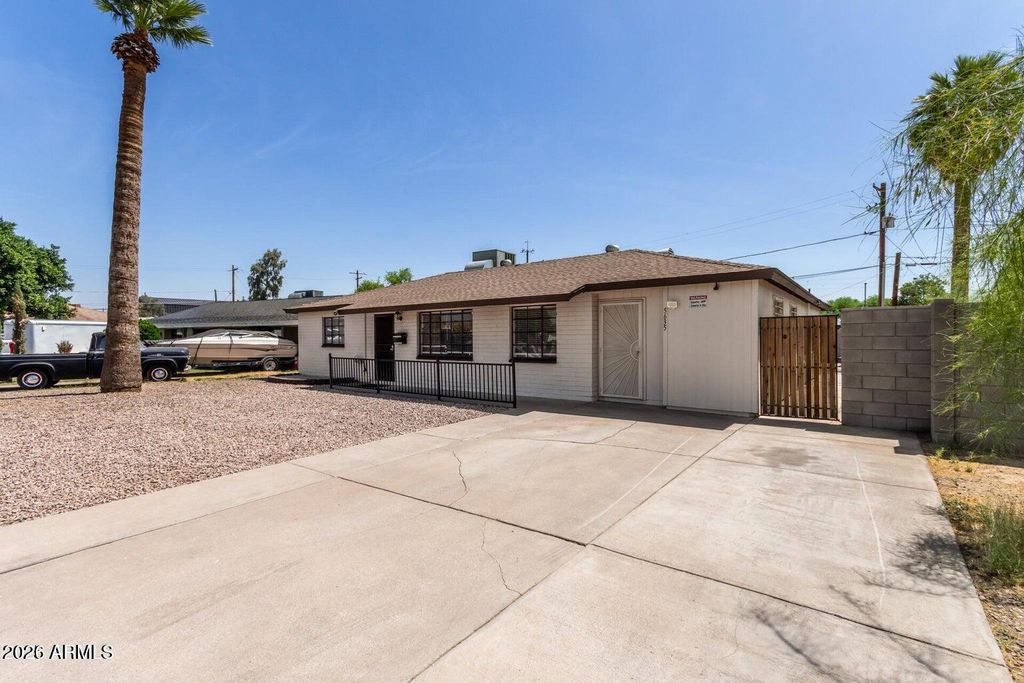 Image 2 of property listing at 5635 N 35TH Drive, Phoenix, AZ 85019