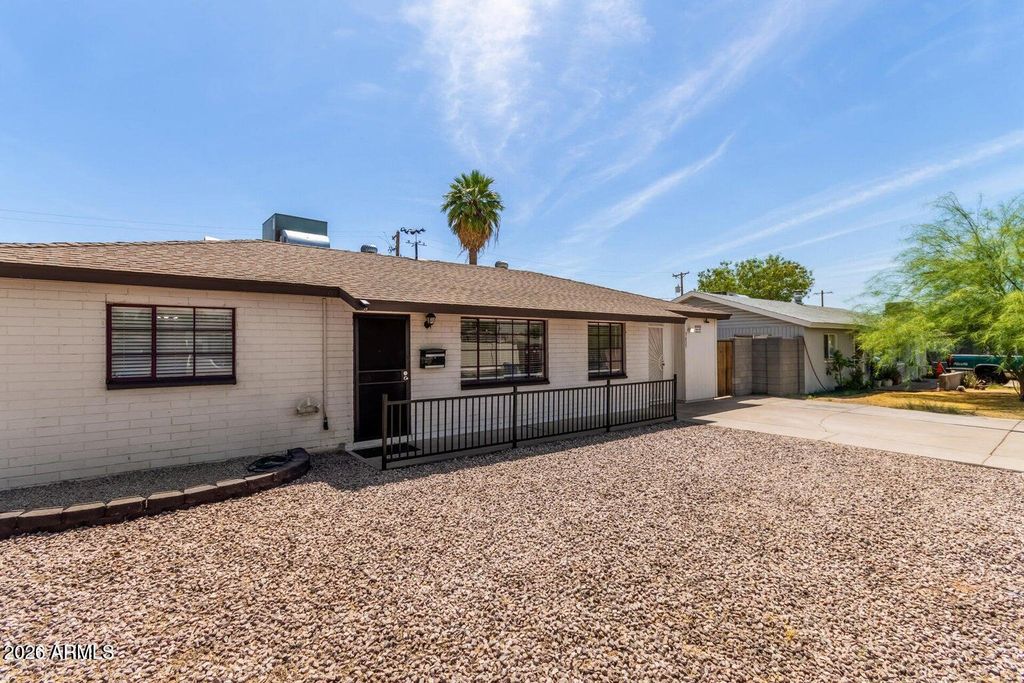 Image 3 of property listing at 5635 N 35TH Drive, Phoenix, AZ 85019