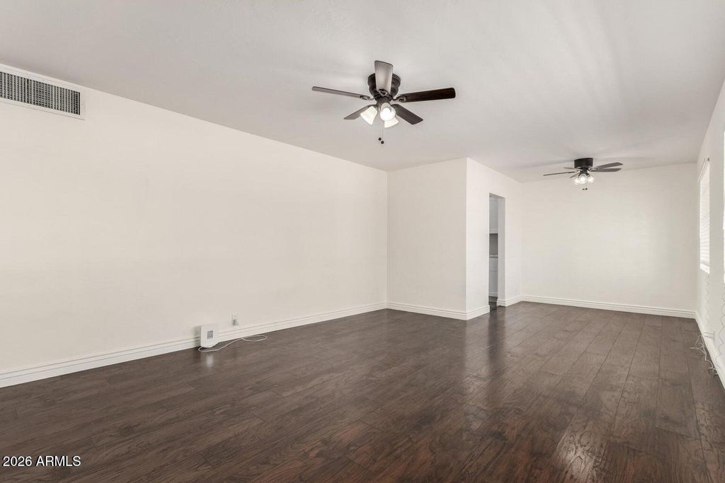 Image 5 of property listing at 5635 N 35TH Drive, Phoenix, AZ 85019