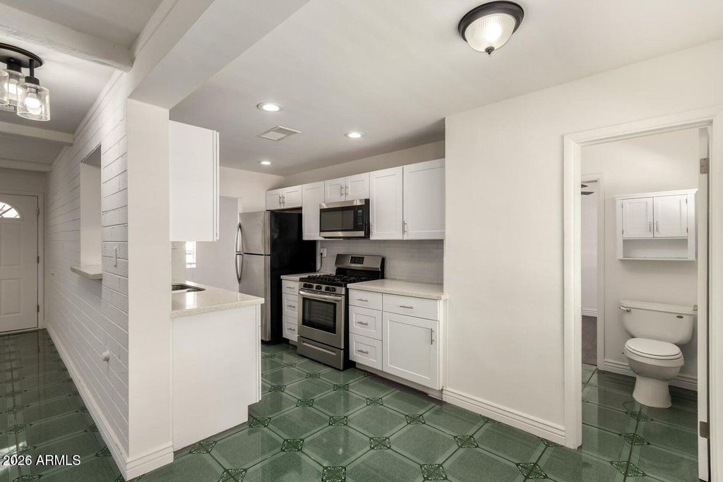 Image 9 of property listing at 5635 N 35TH Drive, Phoenix, AZ 85019
