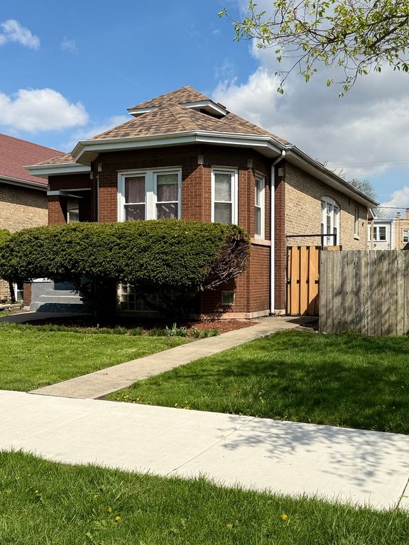 Image 2 of property listing at 4722 W Altgeld Street, Chicago, IL 60639