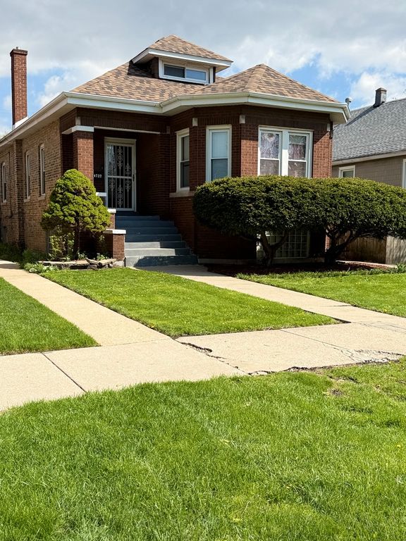 Image 3 of property listing at 4722 W Altgeld Street, Chicago, IL 60639