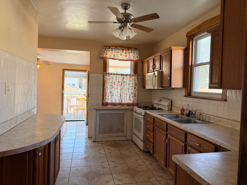 Image 9 of property listing at 4722 W Altgeld Street, Chicago, IL 60639