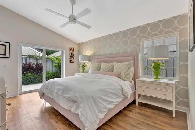 28 Admirals Court, Palm Beach Gardens, FL 33418