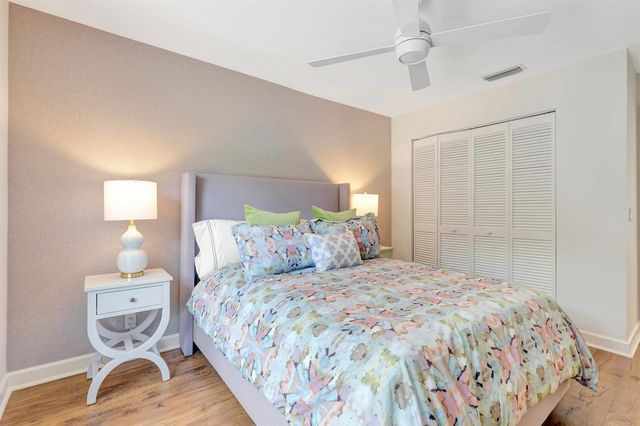 28 Admirals Court, Palm Beach Gardens, FL 33418