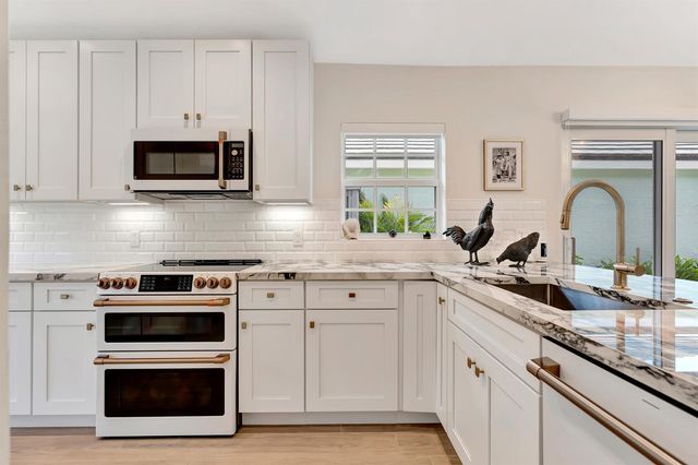 28 Admirals Court, Palm Beach Gardens, FL 33418