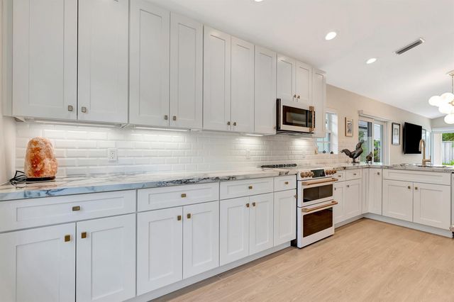 28 Admirals Court, Palm Beach Gardens, FL 33418