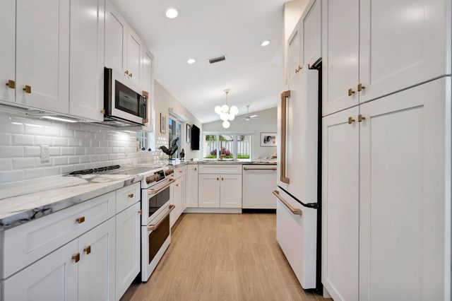 28 Admirals Court, Palm Beach Gardens, FL 33418