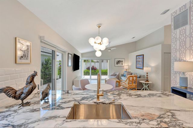 28 Admirals Court, Palm Beach Gardens, FL 33418